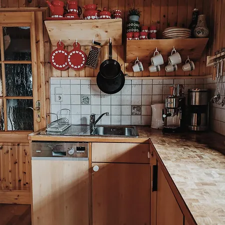 Sechszirbenhütte Am 1700 M *